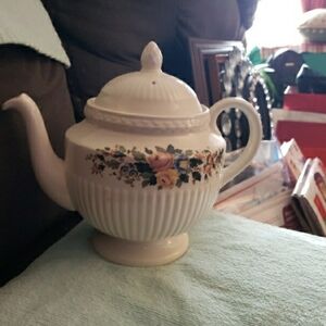 RARE & VINTAGE WEDGWOOD "CONWAY"  WHITE PORCELIAN TEAPOT WITH (2) FLORAL BADGE